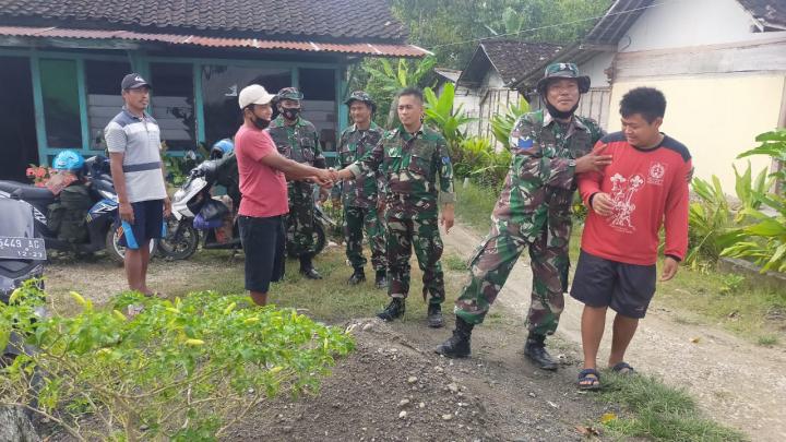 Anggota Satgas TMMD Bojonegoro Menghibur Warga Desa Ngrancang Yang Sedih